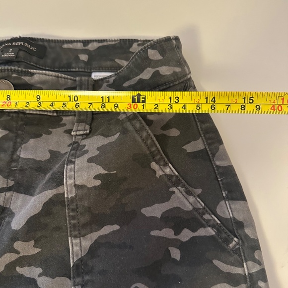 Banana Republic Camo Straight Leg Cargo Pants | Size 2 - Picture 8 of 10